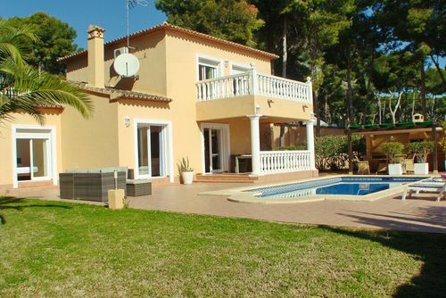 Villa El Encanto by Solidays Grote en comfortabele villa in Moraira, Costa Blanca, Spanje met privézwembad voor 8 personen. Het huis is gelegen in een kustgebied, dicht bij restaurants en bars en op 500 m van het strand....