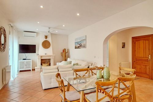 Villa El Encanto by Solidays Amplia y confortable villa en Moraira, Costa Blanca, España, con piscina privada para 8 personas. La casa está situada en una zona costera, cerca de restaurantes y bares, a 500 m de la playa....