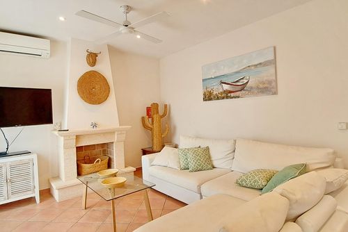 Villa El Encanto by Solidays Amplia y confortable villa en Moraira, Costa Blanca, España, con piscina privada para 8 personas. La casa está situada en una zona costera, cerca de restaurantes y bares, a 500 m de la playa....