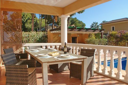 Villa El Encanto by Solidays Stor och bekväm villa i Moraira, Costa Blanca, Spanien med privat pool för 8 personer. Huset ligger i ett kustområde, nära restauranger och barer och 500 m från stranden....