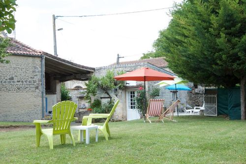 Sunflower Lodge and the Potting Shed Annexe Rustikales Ferienhaus in Villemorin, Charente-Maritime, Frankreich für 6 Personen...