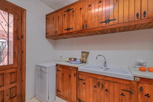 Escabusso 6 pax Rustieke en klassieke villa met privézwembad in Javea, Costa Blanca, Spanje voor 6 personen. Het huis is gelegen in een residentieel strandgebied, dicht bij supermarkten en 3 km van La Granadella, Javea strand....