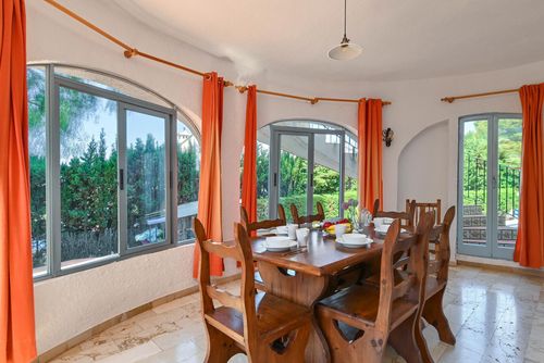Escabusso 4 pax Villa rustique et classique avec piscine privée à Jávea, Costa Blanca, Espagne pour 4 personnes. La maison est située dans un quartier résidentiel proche de la plage, à proximité des supermarchés et à 3 km de la plage de La Granadella, Jávea....