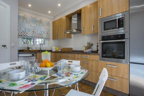 Anxao Hermosa y acogedora casa de vacaciones con piscina privada en Dénia, Costa Blanca, España para 6 personas. La casa está situada en una zona residencial de playa, a 3 km de la playa Las Marinas, Dénia....