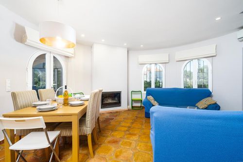 Anxao Hermosa y alegre casa de vacaciones en Denia, Costa Blanca, España, con piscina privada para 6 personas. La casa está situada en una zona residencial de playa y a 3 km de la playa Las Marinas, Denia....