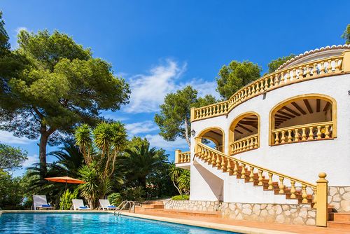 Morera Maison de vacances rustique et joyeuse avec piscine privée à Jávea, Costa Blanca, Espagne pour 4 personnes. La maison est située dans une zone résidentielle près de la plage, à 3 km de la plage El Arenal et à 5 km de Jávea Pueblo....