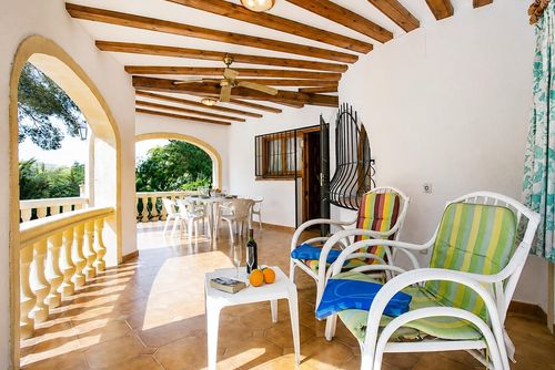 Morera Maison de vacances rustique et joyeuse avec piscine privée à Jávea, Costa Blanca, Espagne pour 4 personnes. La maison est située dans une zone résidentielle près de la plage, à 3 km de la plage El Arenal et à 5 km de Jávea Pueblo....