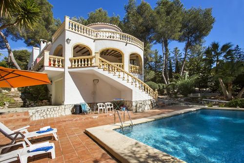 Morera Maison de vacances rustique et joyeuse avec piscine privée à Jávea, Costa Blanca, Espagne pour 4 personnes. La maison est située dans une zone résidentielle près de la plage, à 3 km de la plage El Arenal et à 5 km de Jávea Pueblo....