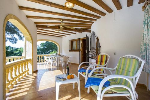 Morera Maison de vacances rustique et joyeuse à Jávea, Costa Blanca, Espagne, avec piscine privée pour 4 personnes. La maison est située dans une zone résidentielle de plage, à 3 km de la plage El Arenal et à 5 km de Jávea Pueblo....