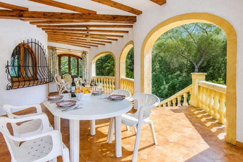 Morera Casa de vacaciones rústica y alegre con piscina privada en Jávea, Costa Blanca, España para 4 personas. La casa está situada en una zona residencial de playa, a 3 km de la playa El Arenal y a 5 km de Jávea Pueblo....