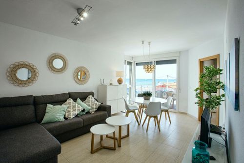 Zurich 47 by homeprive Behagelig lejlighed i Denia, Costa Blanca, Spanien med fælles pool til 4 personer. Lejligheden ligger i et boligområde tæt på stranden, nær restauranter, barer, supermarkeder og kun 25 meter fra stranden....