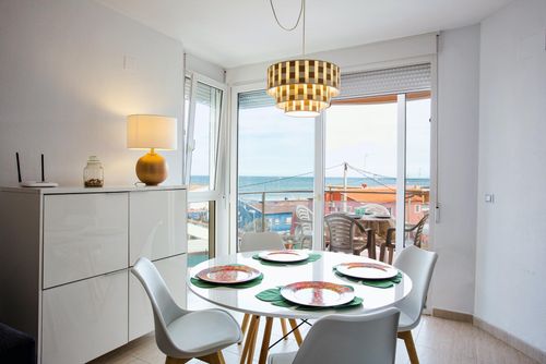 Zurich 47 by homeprive Behagelig lejlighed i Denia, Costa Blanca, Spanien med fælles pool til 4 personer. Lejligheden ligger i et boligområde tæt på stranden, nær restauranter, barer, supermarkeder og kun 25 meter fra stranden....