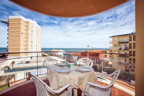 Zurich 47 by homeprive Behagelig lejlighed i Denia, Costa Blanca, Spanien med fælles pool til 4 personer. Lejligheden ligger i et boligområde tæt på stranden, nær restauranter, barer, supermarkeder og kun 25 meter fra stranden....