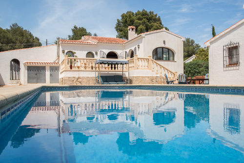 Virginia Winter Magnifique et confortable villa à Javea, Costa Blanca, Espagne, avec piscine privée pour 8 personnes. La maison est située dans une zone résidentielle et montagneuse à proximité de la plage, à 3 km de Cala de la Barraca, plage de Javea....