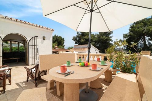 Virginia Winter Magnifique et confortable villa à Javea, Costa Blanca, Espagne, avec piscine privée pour 8 personnes. La maison est située dans une zone résidentielle et montagneuse à proximité de la plage, à 3 km de Cala de la Barraca, plage de Javea....