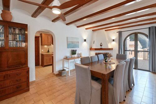 Virginia Winter Villa merveilleuse et confortable avec piscine privée à Jávea, Costa Blanca, Espagne pour 8 personnes. La maison est située dans un quartier résidentiel et montagneux de la plage, à 3 km de la plage Cala de la Barraca, Jávea....