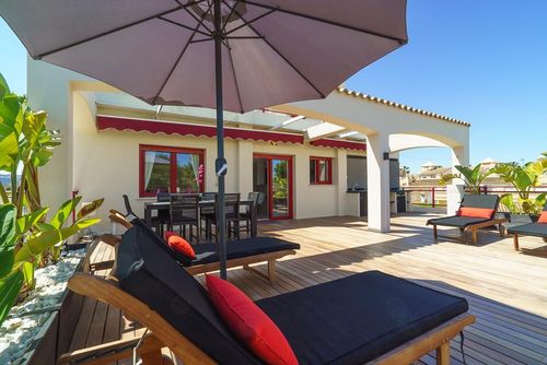 El Palmeral I Large and comfortable apartment with communal pool in Denia, Costa Blanca, Spain for 6 people. The apartment is situated in a residential beach area....