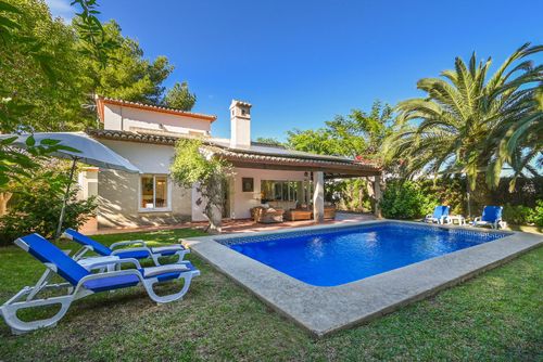 Alaya Grande et confortable villa à Xàbia, Costa Blanca, Espagne, avec piscine privée pour 8 personnes. La maison est située dans un quartier résidentiel balnéaire, à 1 km de la plage El Arenal, Xàbia, et à 1 km du Mediterráneo, Xàbia....