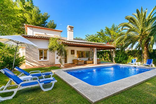 Alaya Grande et confortable villa avec piscine privée à Jávea, Costa Blanca, Espagne pour 8 personnes. La maison est située dans un quartier résidentiel près de la plage, à 1 km de la plage El Arenal, Jávea et à 1 km de la mer Méditerranée, Jávea....