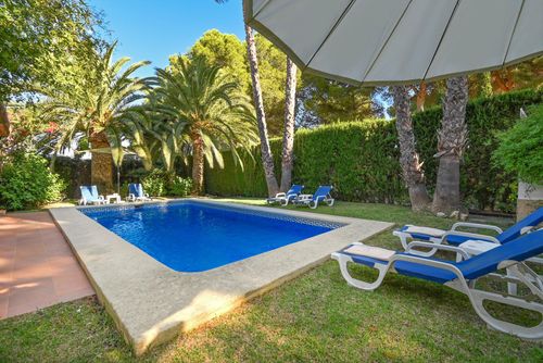 Alaya Stor och bekväm villa med privat pool i Jávea, Costa Blanca, Spanien för 8 personer. Huset ligger i ett bostadsområde vid stranden, 1 km från El Arenal, Jávea-stranden och 1 km från Medelhavet, Jávea....