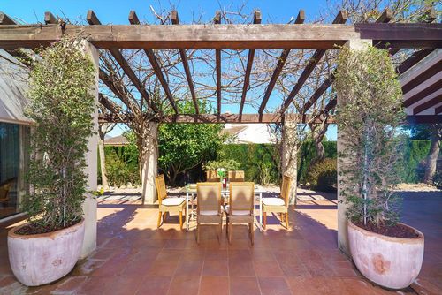 Alaya Grande e confortevole villa con piscina privata a Jávea, Costa Blanca, Spagna, per 8 persone. La casa è situata in una zona residenziale vicino alla spiaggia, a 1 km dalla spiaggia El Arenal, Jávea e a 1 km dal Mar Mediterraneo, Jávea....