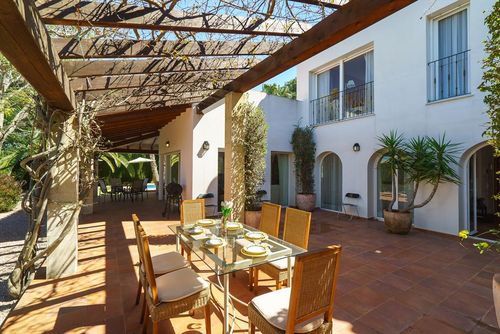 Alaya Grande e confortevole villa con piscina privata a Jávea, Costa Blanca, Spagna, per 8 persone. La casa è situata in una zona residenziale vicino alla spiaggia, a 1 km dalla spiaggia El Arenal, Jávea e a 1 km dal Mar Mediterraneo, Jávea....