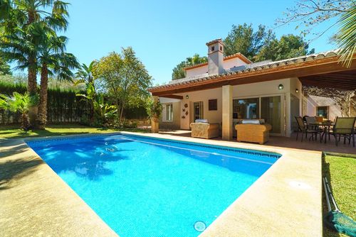 Alaya 6 pax Grande e confortevole villa con piscina privata a Xàbia, Costa Blanca, Spagna, per 6 persone. La casa è situata in una zona residenziale vicino alla spiaggia, a 1 km dalla spiaggia di El Arenal, Xàbia, e a 1 km dal Mar Mediterraneo, Xàbia....