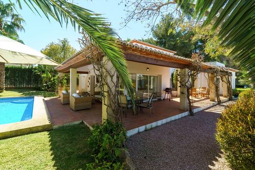 Alaya 6 pax Amplia y cómoda villa con piscina privada en Xàbia, Costa Blanca, España para 6 personas. La casa está situada en una zona residencial de playa, a 1 km de la playa de El Arenal, Xàbia y a 1 km del mar Mediterráneo, Xàbia....