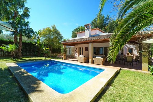 Alaya 4 pax Large and comfortable villa in Javea, Costa Blanca, Spain with private pool for 4 people. The house is situated in a residential beach area, 1 km from El Arenal, Javea beach and 1 km from the Mediterranean, Javea....