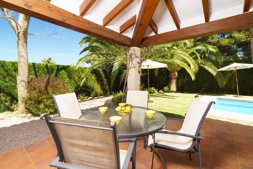Alaya 4 pax Große und komfortable Villa in Javea, Costa Blanca, Spanien mit privatem Pool für 4 Personen. Das Haus befindet sich in einem Wohnstrandgebiet, 1 km vom Strand El Arenal, Javea und 1 km vom Mittelmeer, Javea entfernt....