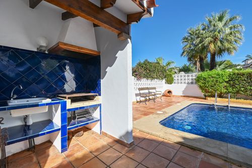 Casa Ceba Villa classica e confortevole con piscina privata a Jávea, Costa Blanca, Spagna, per 8 persone. La casa è situata in una zona costiera, collinare e residenziale, vicina a ristoranti e bar, e a 4 km dalla spiaggia di El Arenal, Jávea....