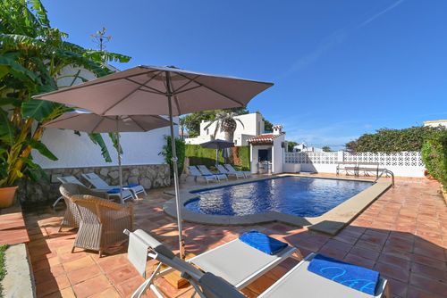 Casa Ceba 4 pax Villa classica e confortevole con piscina privata a Jávea, Costa Blanca, Spagna per 4 persone. La casa è situata in una zona residenziale costiera e collinare, vicina a ristoranti e bar e a 4 km dalla spiaggia di El Arenal, Jávea....