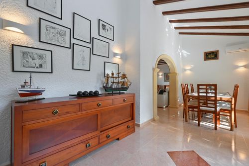 Casa Ceba 4 pax Villa clásica y cómoda con piscina privada en Jávea, Costa Blanca, España para 4 personas. La casa está situada en una zona residencial, costera y montañosa, cerca de restaurantes y bares, y a 4 km de la playa de El Arenal, Jávea....