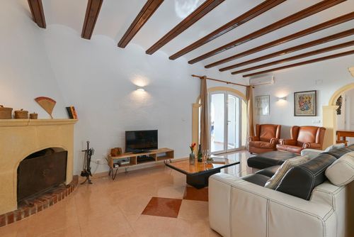 Casa Ceba 4 pax Villa classica e confortevole con piscina privata a Jávea, Costa Blanca, Spagna per 4 persone. La casa è situata in una zona residenziale costiera e collinare, vicina a ristoranti e bar e a 4 km dalla spiaggia di El Arenal, Jávea....