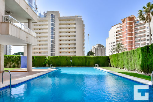 Las Garzas 8B Ático en Calpe, Costa Blanca, España, con piscina comunitaria para 5 personas. El apartamento se encuentra cerca de restaurantes y bares, y a 200 m de la playa Cantal Roig....