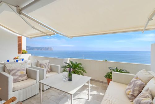Jardines de Karine 4 pax Wunderschöne und komfortable Wohnung in Javea, Costa Blanca, Spanien mit Gemeinschaftspool für 4 Personen. Die Wohnung befindet sich in einem Wohngebiet am Strand, nur 25 m vom Playa Cala Blanca, dem Strand von Javea, und 25 m vom Mittelmeer in Javea entfernt....