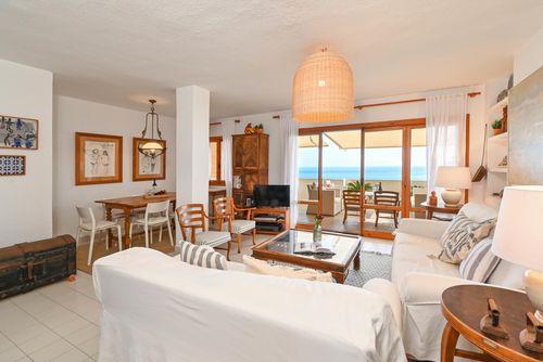 Jardines de Karine 4 pax Bel et confortable appartement à Jávea, Costa Blanca, Espagne avec piscine commune pour 4 personnes. L'appartement est situé dans une zone résidentielle en bord de plage, à 25 mètres de Playa Cala Blanca, plage de Jávea et à 25 mètres de la mer Méditerranée, Jávea....