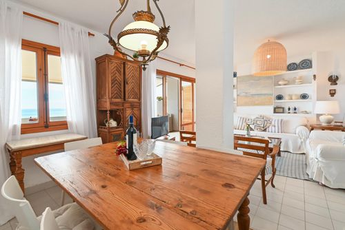 Jardines de Karine 4 pax Bel et confortable appartement à Jávea, Costa Blanca, Espagne avec piscine commune pour 4 personnes. L'appartement est situé dans une zone résidentielle en bord de plage, à 25 mètres de Playa Cala Blanca, plage de Jávea et à 25 mètres de la mer Méditerranée, Jávea....