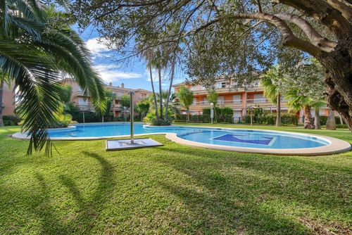 Jardines de Gabriel Hermoso y cómodo apartamento en Jávea, Costa Blanca, España, con piscina comunitaria para 6 personas. El apartamento está situado en una zona residencial de playa, a 1 km de La Grava, la playa de Jávea, y a 1 km del Mar Mediterráneo, Jávea....