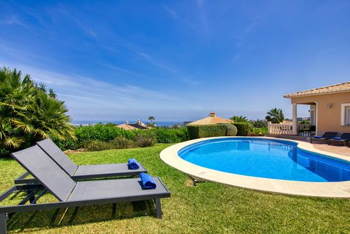 Villa Joli Art Moderna y cómoda villa en Denia, Costa Blanca, España con piscina privada para 6 personas. La casa está situada en una zona montañosa y urbana, a 4 km de la playa de La Marineta....