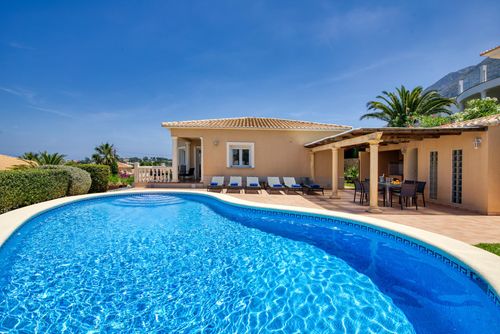 Villa Joli Art Moderne en comfortabele villa in Denia, Costa Blanca, Spanje met privézwembad voor 6 personen. Het huis is gelegen in een heuvelachtig en stedelijk gebied en ligt op 4 km van het strand van La Marineta....