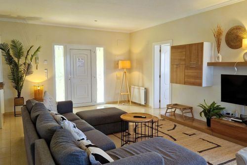 Villa Joli Art Moderne und komfortable Villa mit privatem Pool in Denia, Costa Blanca, Spanien für 6 Personen. Das Haus befindet sich in einer hügeligen und urbanen Gegend und ist 4 km vom Strand La Marineta entfernt....