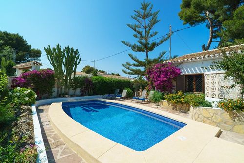 Ginjoler Mooie en romantische villa met privézwembad in Jávea, Costa Blanca, Spanje voor 6 personen. Het huis is gelegen in een woonwijk nabij het strand, dicht bij restaurants, bars en een tennisbaan, en op 4 km van het strand El Arenal, Jávea....