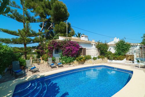 Ginjoler Mooie en romantische villa met privézwembad in Jávea, Costa Blanca, Spanje voor 6 personen. Het huis is gelegen in een woonwijk nabij het strand, dicht bij restaurants, bars en een tennisbaan, en op 4 km van het strand El Arenal, Jávea....
