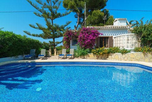 Ginjoler Hermosa y romántica villa con piscina privada en Jávea, Costa Blanca, España para 6 personas. La casa está situada en una zona residencial de playa, cerca de restaurantes, bares y una pista de tenis, y a 4 km de El Arenal, playa de Jávea....