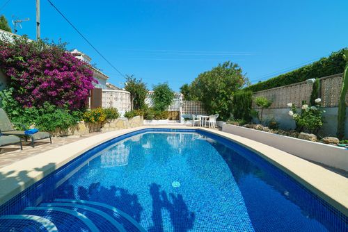 Ginjoler Belle et romantique villa avec piscine privée à Jávea, Costa Blanca, Espagne pour 6 personnes. La maison est située dans un quartier résidentiel proche de la plage, à proximité de restaurants, bars et d'un court de tennis, et à 4 km de la plage d'El Arenal, Jávea....