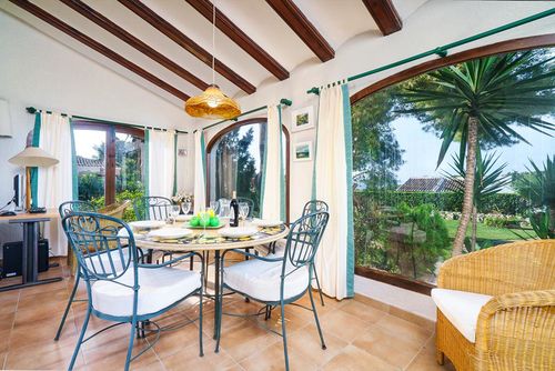 Ginjoler Prachtige en romantische villa met privézwembad in Jávea, Costa Blanca, Spanje voor 6 personen. Het huis is gelegen in een residentiële strandomgeving, dicht bij restaurants, bars, een tennisbaan, en op 4 km van het strand El Arenal, Jávea....