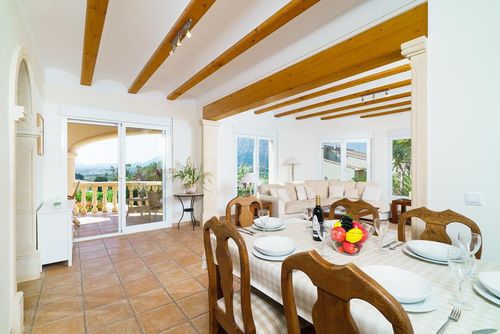 Casa Rio Grande et charmante villa à Javea, Costa Blanca, Espagne, avec piscine chauffée pour 8 personnes. La maison est située dans une zone résidentielle proche de la plage....