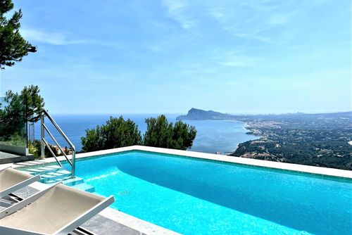 Altea Gales Maison de vacances moderne et luxueuse à Altea, Costa Blanca, Espagne, avec piscine chauffée pour 8 personnes. La maison est située dans une zone côtière, résidentielle et montagneuse....