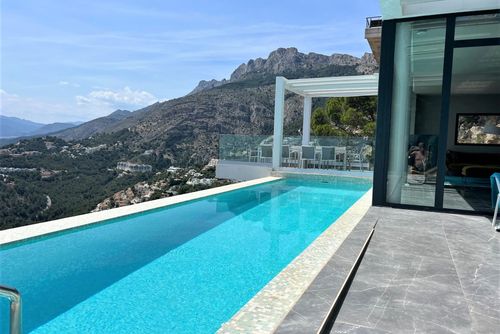 Altea Gales Modernes und luxuriöses Ferienhaus in Altea, Costa Blanca, Spanien, mit beheiztem Pool für 8 Personen. Das Haus befindet sich in einer Küsten-, Wohn- und Bergregion....